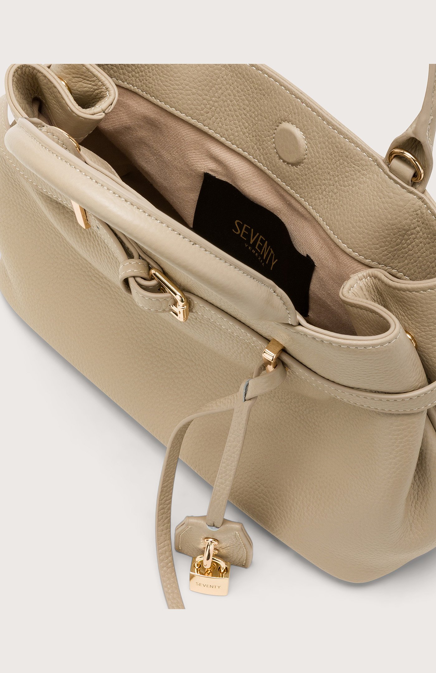 Borsa pelle martellata vista dall'alto