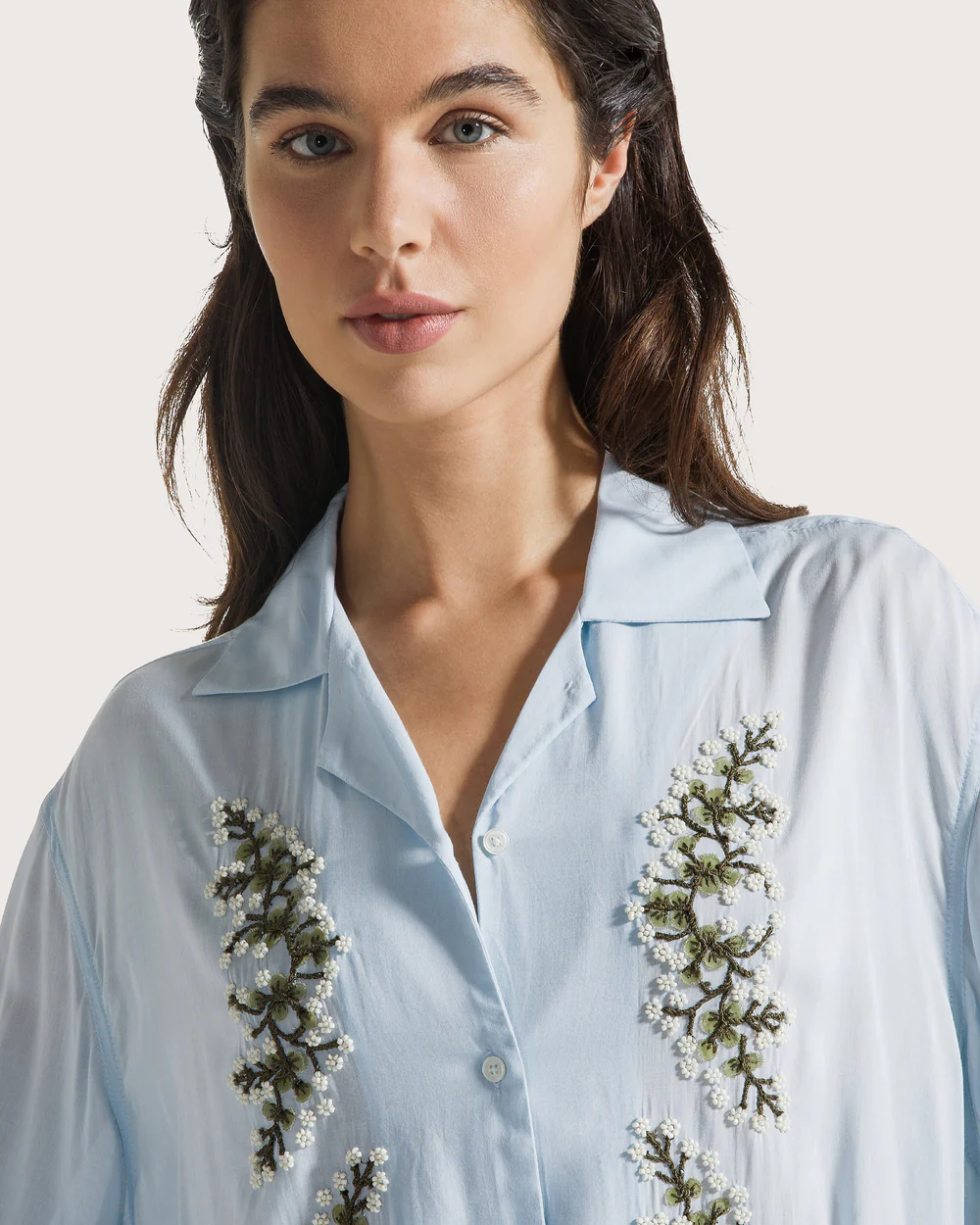 Camicia tela viscosa unita ric. a mano fiori piazzati