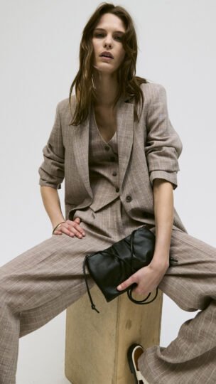 immagine di una modella che indossa abbigliamento donna