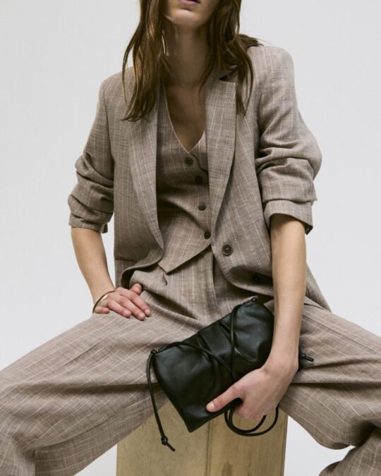immagine di una modella che indossa abbigliamento donna