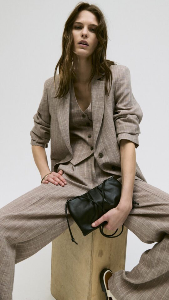 immagine di una modella che indossa abbigliamento donna