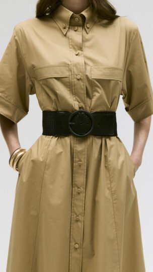 modella che indossa abiti da donna della collezione primavera estate 2026