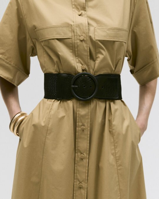 modella che indossa abiti da donna della collezione primavera estate 2026