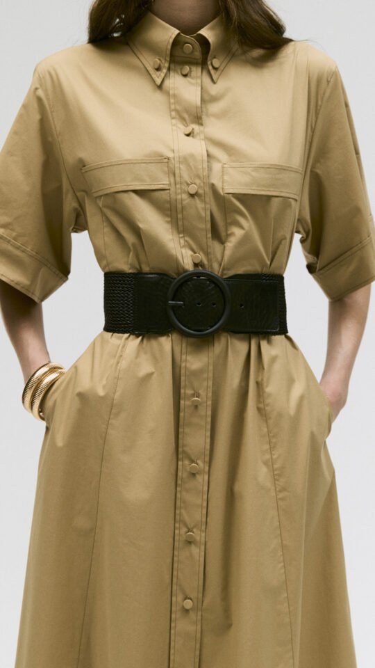 modella che indossa abiti da donna della collezione primavera estate 2026