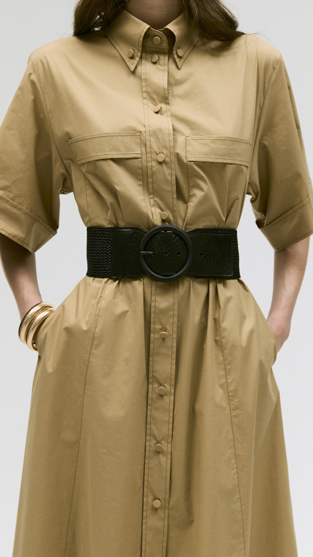 modella che indossa abiti da donna della collezione primavera estate 2026
