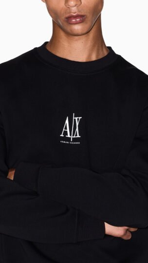 modello indossa una felpa da uomo del marchio Armani Exchange