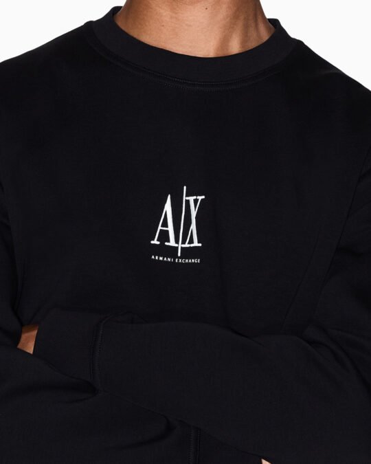 modello indossa una felpa da uomo del marchio Armani Exchange