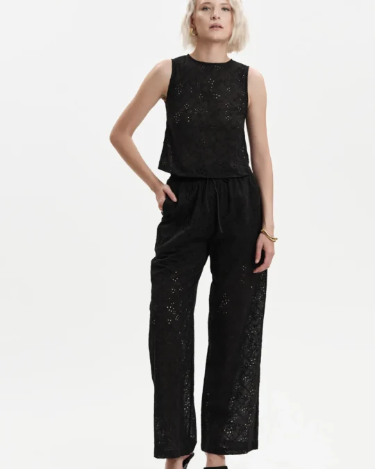 Casacca con bottoncini e pantaloni con coulisse in sangallo White Wise donna