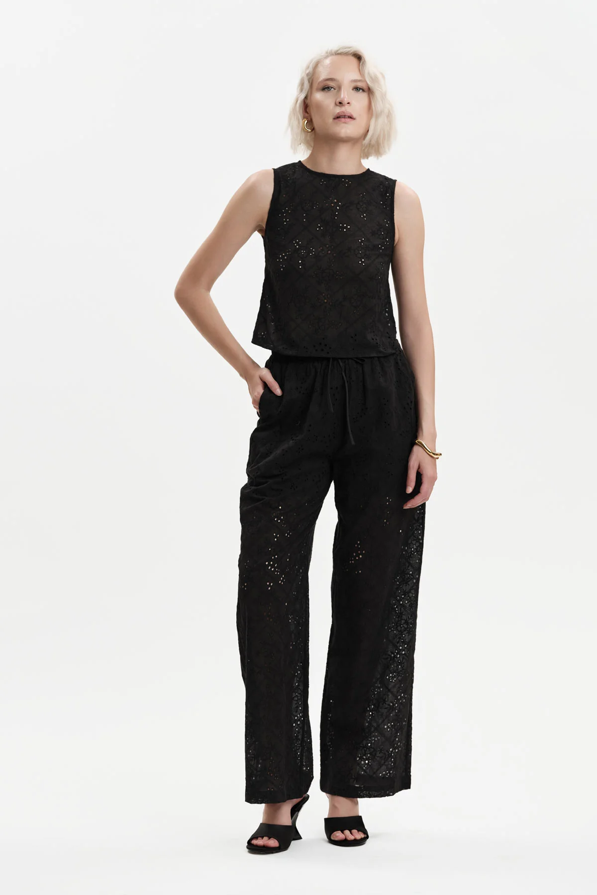 Casacca con bottoncini e pantaloni con coulisse in sangallo White Wise donna