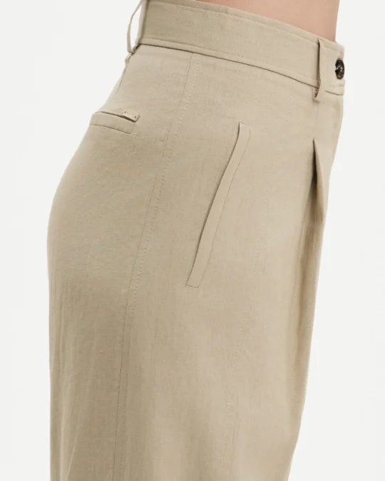 Dettaglio pantaloni donna in misto lino con bottone all'orlo White Wise